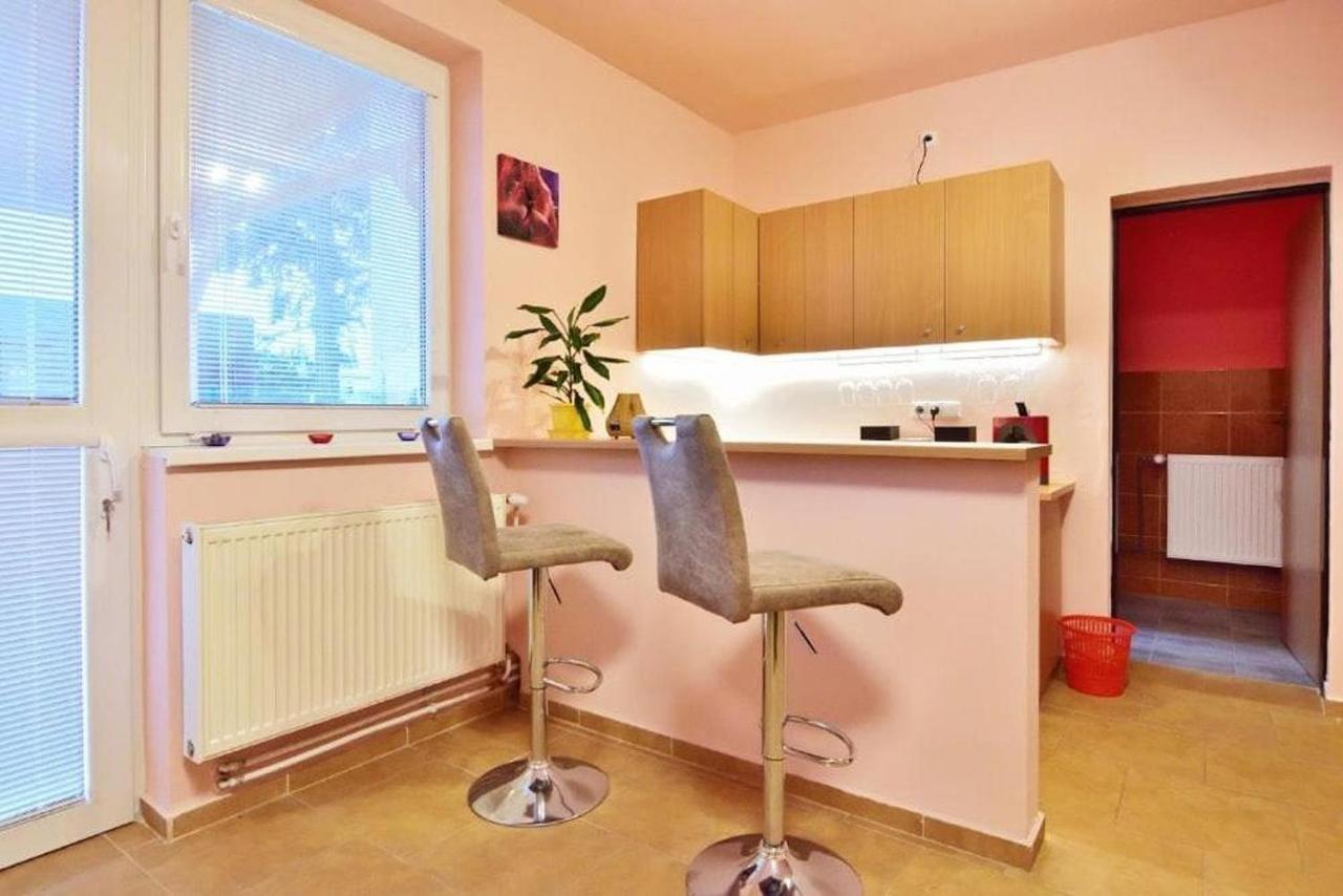 Nika Beds Hotel Pardubice Buitenkant foto