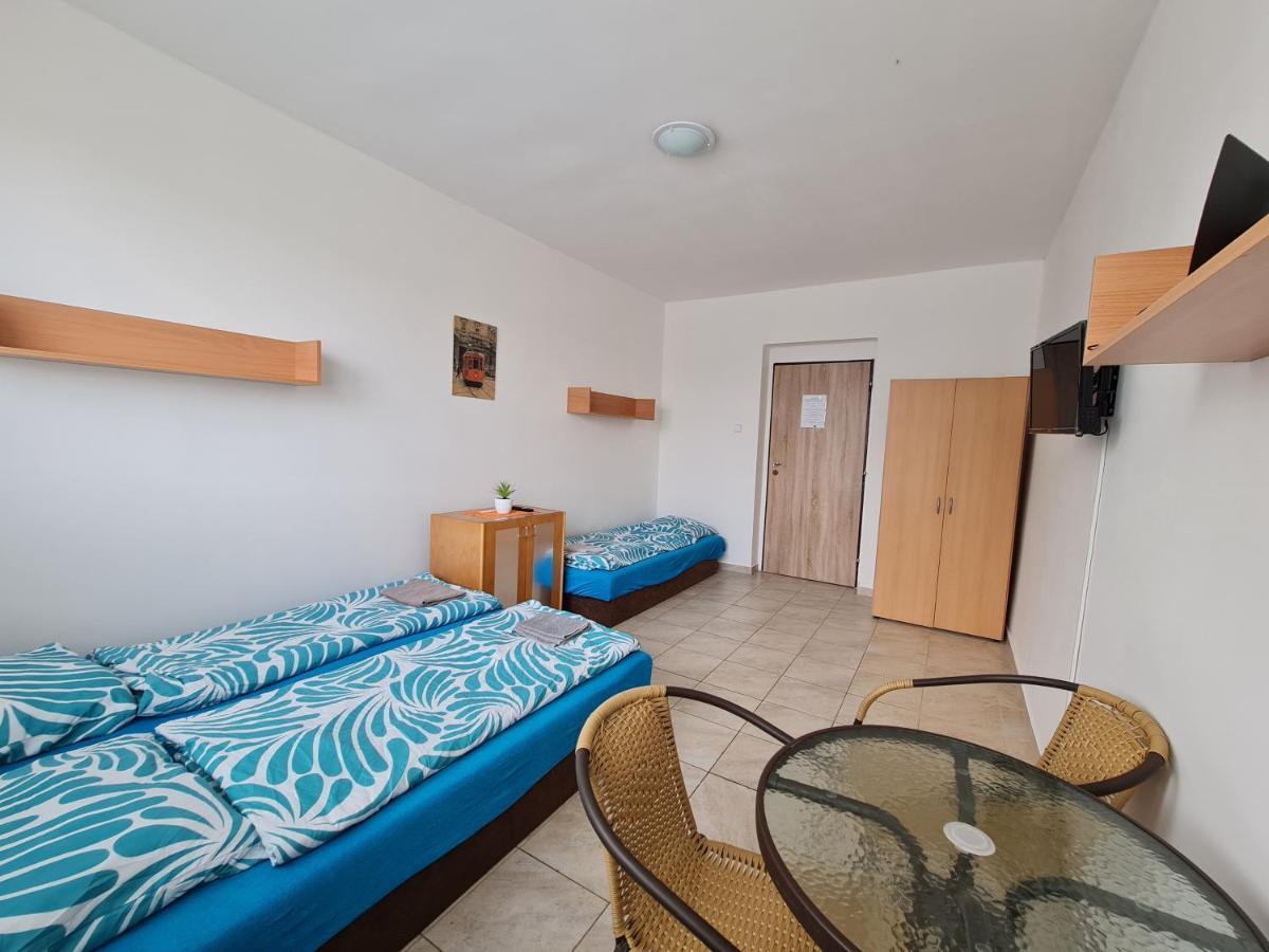 Nika Beds Hotel Pardubice Buitenkant foto